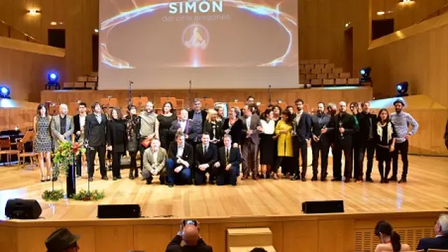 Foto de familia de los premiados, organizadores y participantes en la ceremonia de la quinta edición.
