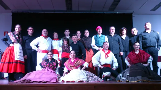 Foto de familia del grupo de jotas de la asociación cultural El Puyalón en Capdesaso.
