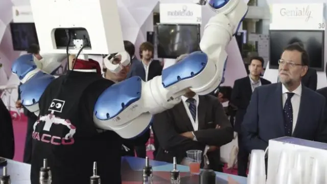 Mariano Rajoy observa un robot trabajador en un foro de contenidos digitales