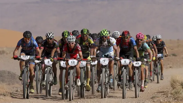 Un grupo de ciclistas, en la Titan Desert