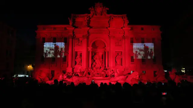 La famosa Fontana de Trevi, de rojo este viernes.
