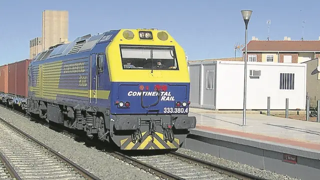 Un tren de contenedores a su paso por Cariñena, una de las tres estaciones aragonesas en las que se ampliarán las vías de apartado.