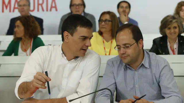 Pedro Sánchez y César Luena en el Comité Federal del PSOE.