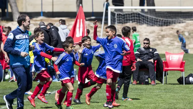 El equipo benjamín de la Agrupación Deportiva Alfindén celebra la victoria por 2-1 ante el San José.