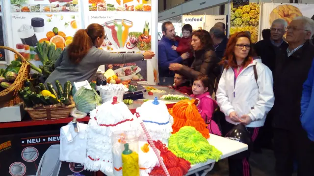 Visitantes en la Feria Agrícola, Comercial y Ganadera de Valdejalón (Valga) en Épila.