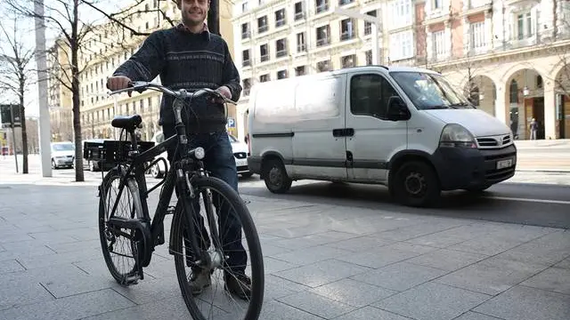 Alfonso Alegre, ciclista, fue atropellado intencionadamente por un coche en la calle Verónica.