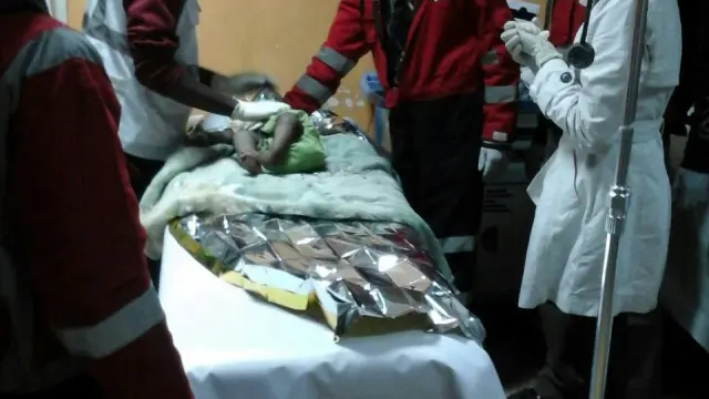 Los médicos tratan a otra niña, esta de 18 meses, tras ser rescatada de entre los escombros