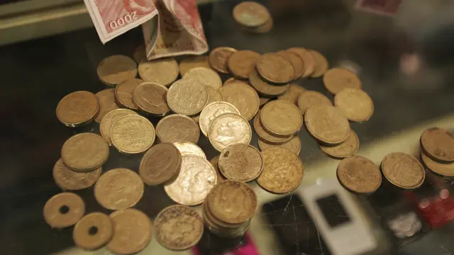 Pesetas en billetes y monedas