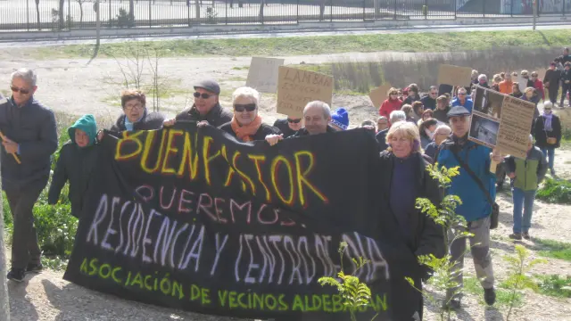 Vecinos de Valdefierro en la última manifestación para la recuperación del Buen Pastor hace unas semanas