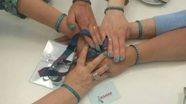 Varias colaboradoras participan en un taller solidario de la Asociación de Afectadas de Cáncer de Ovario (ASACO).
