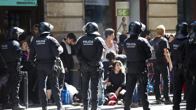 Los Mossos D'Esquadra durante un desalojo el pasado martes en Barcelona.