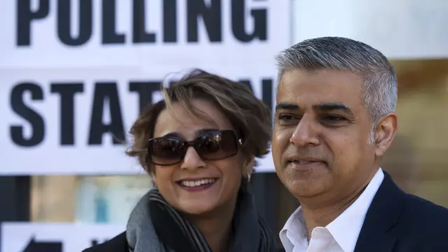 El nuevo alcalde de Londres, el musulmán Sadiq Khan, junto a su mujer.