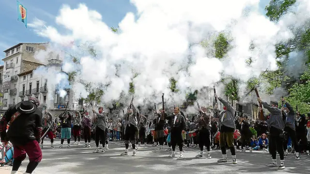Descargas de trabuco durante el desfile de la Victoria, uno de los momentos emocionantes de la fiesta.