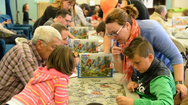 Concurso intergeneracional de puzles en Huesca