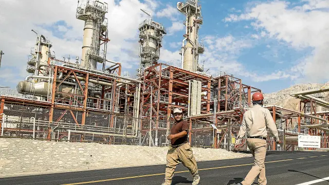 Dos trabajadores, en una de las plantas petrolíferas de Irán en el golfo Pérsico, en 2015. R.