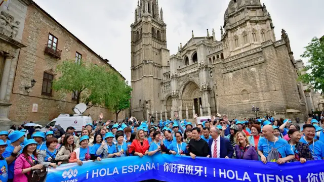 La expedición china posa en la catedral del Toledo