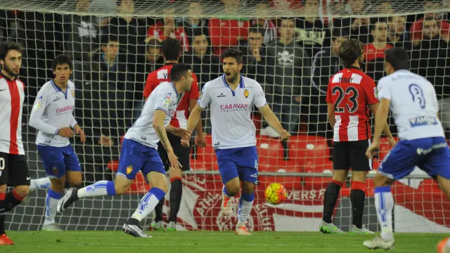 Los jugadores del Real Zaragoza celebran el gol marcado por Ángel (fuera de imagen) en San Mamés en el partido que los aragoneses ganaron por 0-1 al Bilbao Athletic en la primera vuelta.