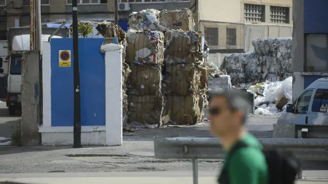 Una de las empresas que recogen papel y cartón, en la avenida de Cataluña de Zaragoza.