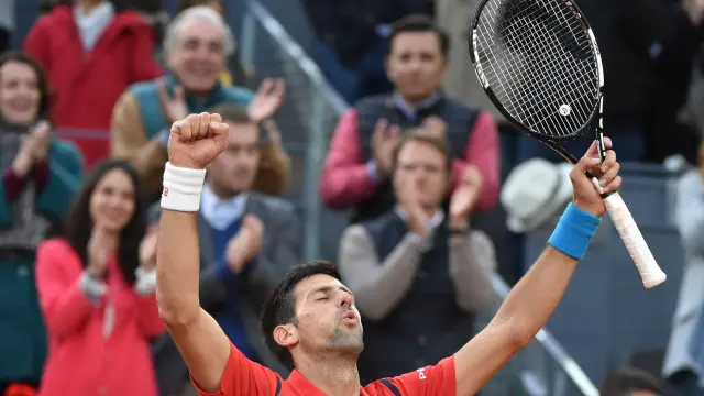 Djokovic celebra su costosa victoria ante Murray en Madrid