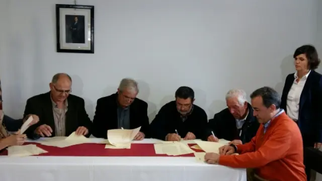 Firma del convenio entre la DGA y los ayuntamientos afectados por el lindano.
