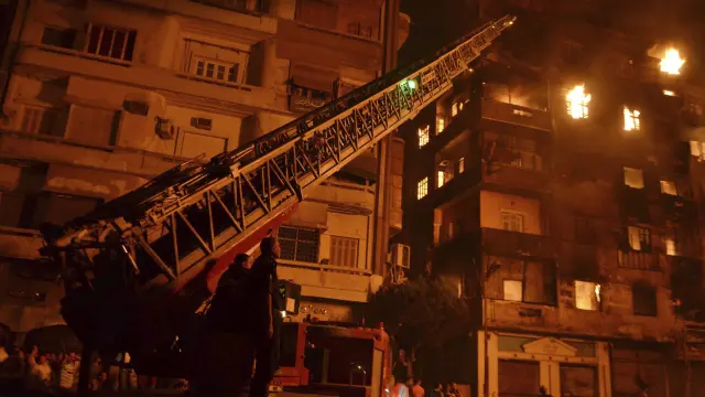 Los bomberos intentan sofocar el incendio ocurrido en El Cairo.