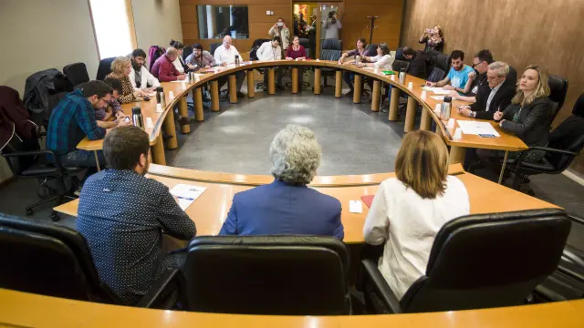 Imagen de la reunión celebrada ayer en las Cortes entre los partidos de izquierdas.