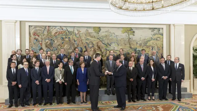 Cuarenta representantes de la AEDE hacen entrega del galardón a Felipe VI