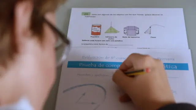 Un niño completa la evaluación de sexto de Primaria en un colegio de Valladolid.