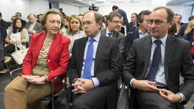 Luisa Fernanda Rudi junto al presidente del Senado, Pío García Escudero, y el ministro Alonso, ayer.