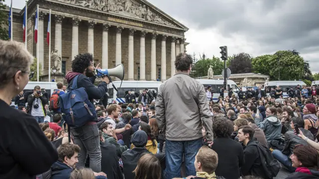 Manifestantes del movimiento "Nuit Debout" se manifiestan ante la Asamblea Nacional en París, Francia