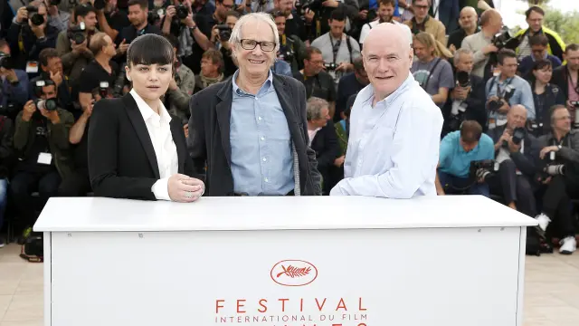 Ken Loach, este viernes en Cannes, escoltado por los protagonistas de su película.