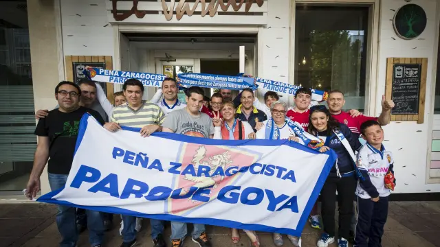 Los aficionados de la peña Parque Goya ya estaban preparados ayer para el partido.