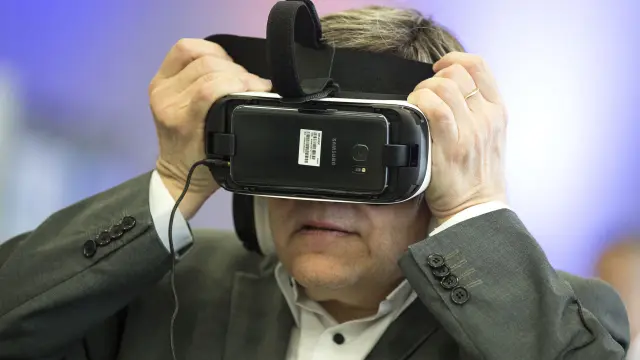 El president de la Generalitat, Ximo Puig (d), participa en una demostración de realidad virtual de unos de los centros educativos que participan en los actos de la Primavera Educativa.