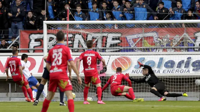 Ángel, en el momento de empujar a gol la jugada en la que, a pase de Rubén, el Real Zaragoza se adelantó con el 0-1 el sábado en el campo del Numancia.