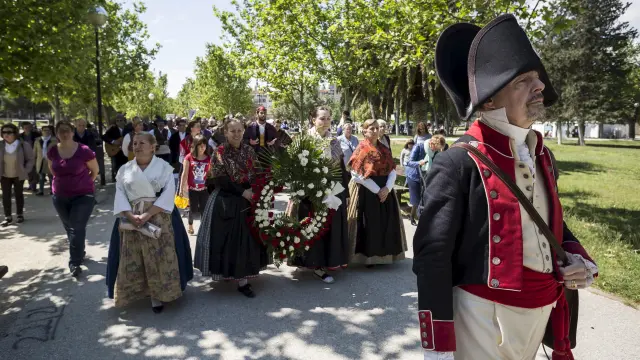 Homenaje al Tío Jorge en el Arrabal. Con flores y ataviados con trajes de la época de  la Guerra de la Independencia contra los franceses se recordó al heroico vecino del barrio.
