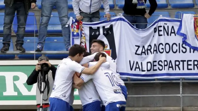 Los jugadores del Real Zaragoza celebran uno de los dos goles logrados en el campo del Numancia.
