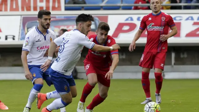 Isaac pugna con Concha ante la mirada de Javi Ros y Luis Valcarce en el partido del sábado ante el Numancia en Soria.