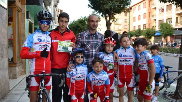 Ángel Vicioso, rodeado de corredores de la Escuela Ciclista Zaragoza en Ejea de los Caballeros.