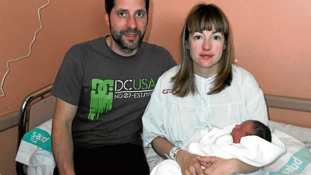 David Cano y Teresa Palacio, ya en el hospital San Jorge, con su bebé, Martín.
