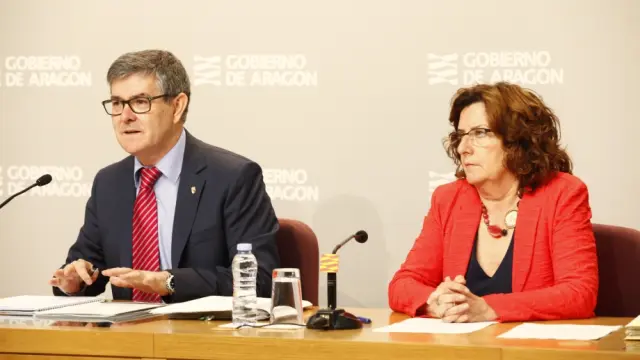 Vicente Guillén y María Victoria Broto durante la rueda de prensa posterior al Consejo de Gobierno.