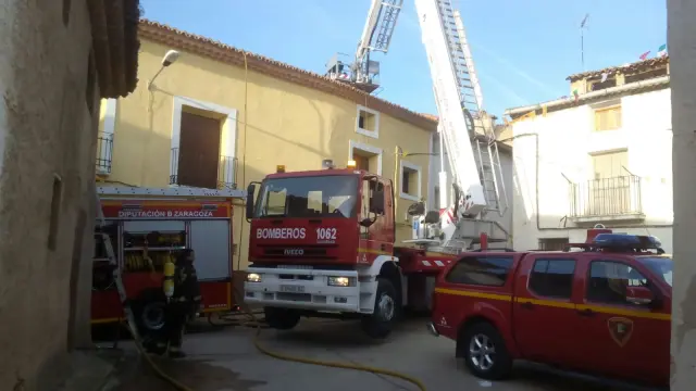 Los bomberos trabajan en la extinción del incendio declarado en Munébrega.