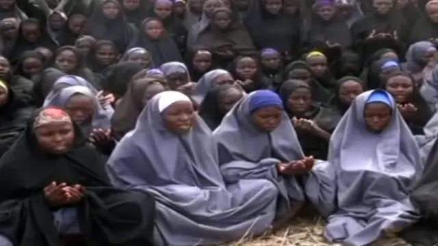 Escena de un vídeo difundido por Boko Haram en el que se muestran a niñas secuestradas.