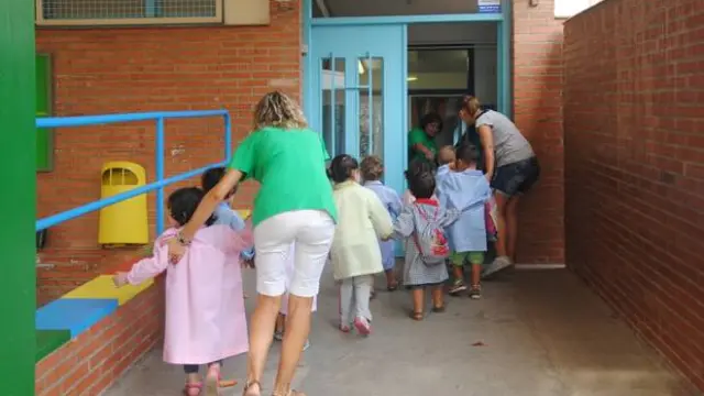 Los niños de Infantil entran a clase en un colegio zaragozano.