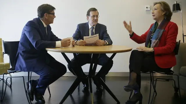 Cumbre de la coalición PP-PAR: Arturo Aliaga, Mariano Rajoy y Luisa Fernanda Rudi en Zaragoza.