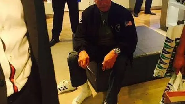 Arnold Schwarzenegger se prueba unos zapatos en El Corte Inglés de Barcelona.