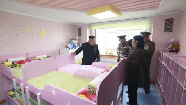Kim Jong-un fumando durante una visita a un orfanato.