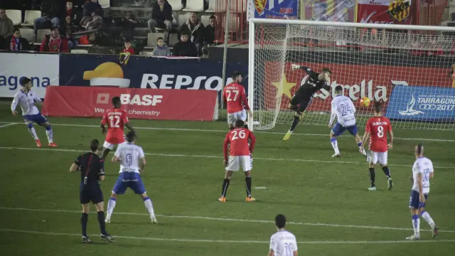 Isaac marca de cabeza el gol del Real Zaragoza en el Nou Estadi de Tarragona en la primera vuelta, día en el que el Nástic ganó 3-1 al final.
