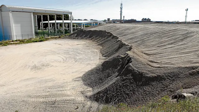 Los residuos del tranvía se acumulan desde 2009 junto a la prolongación de Gómez Laguna.