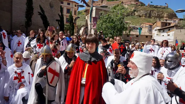 Los templarios reciben al joven príncipe Jaime I en la plaza de Santa María de Monzón.