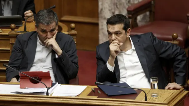Tsakalotos y Tsipras en el Parlamento griego.